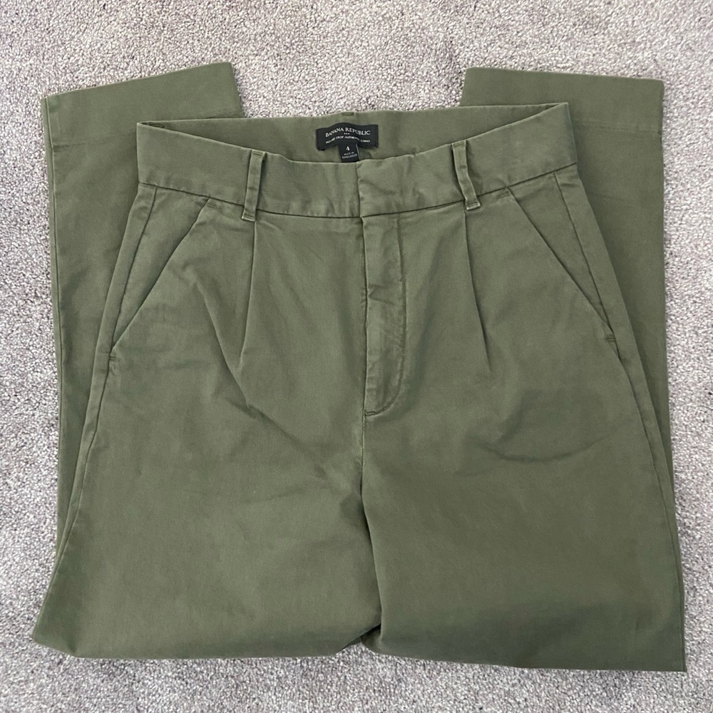 Banana Republic army green chino cropped pant